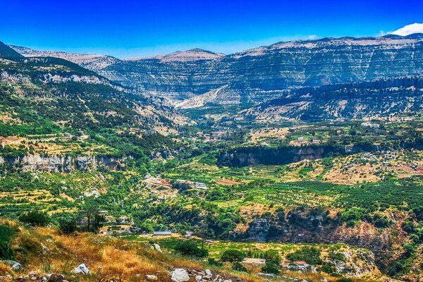 पहाड़ों की अंतहीन चोटियों के माध्यम से एक यात्रा