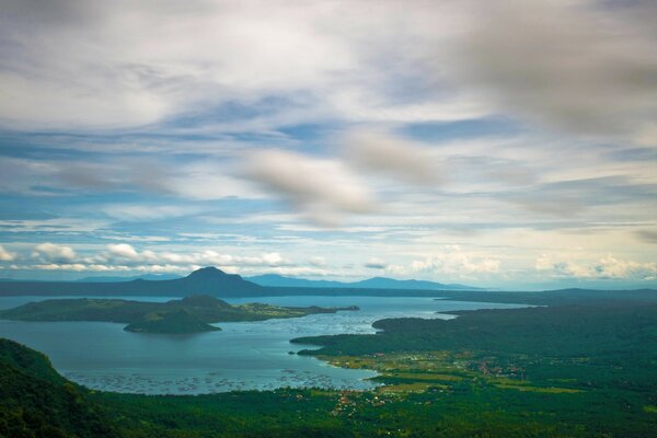 Nuvens sobre o Lago Azul numa noite de Verão