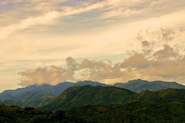 Puesta de sol brumosa en las montañas de Asia