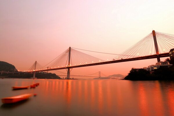 Pont suspendu au coucher du soleil rose