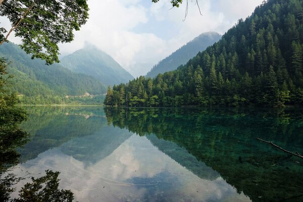 Berglandschaft am sauberen Fluss