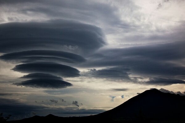 La silueta de las montañas en el fondo de las nubes de tormenta