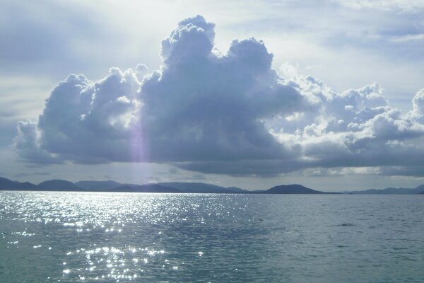 Paesaggio vasto mare scintillante