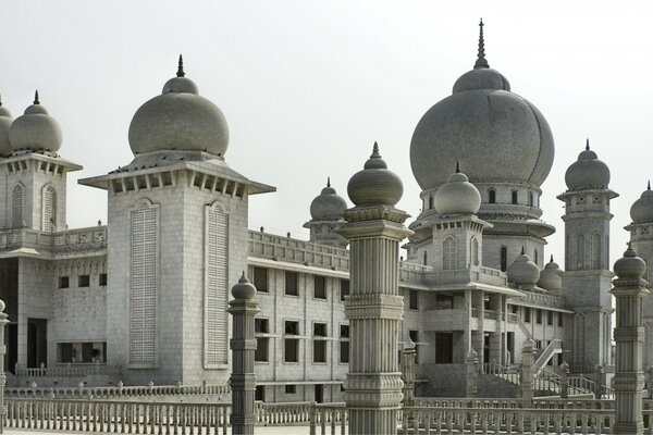 Edifício religioso asiático com cúpulas