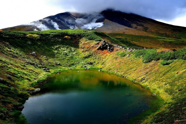 Lac transparent dans les montagnes brumeuses