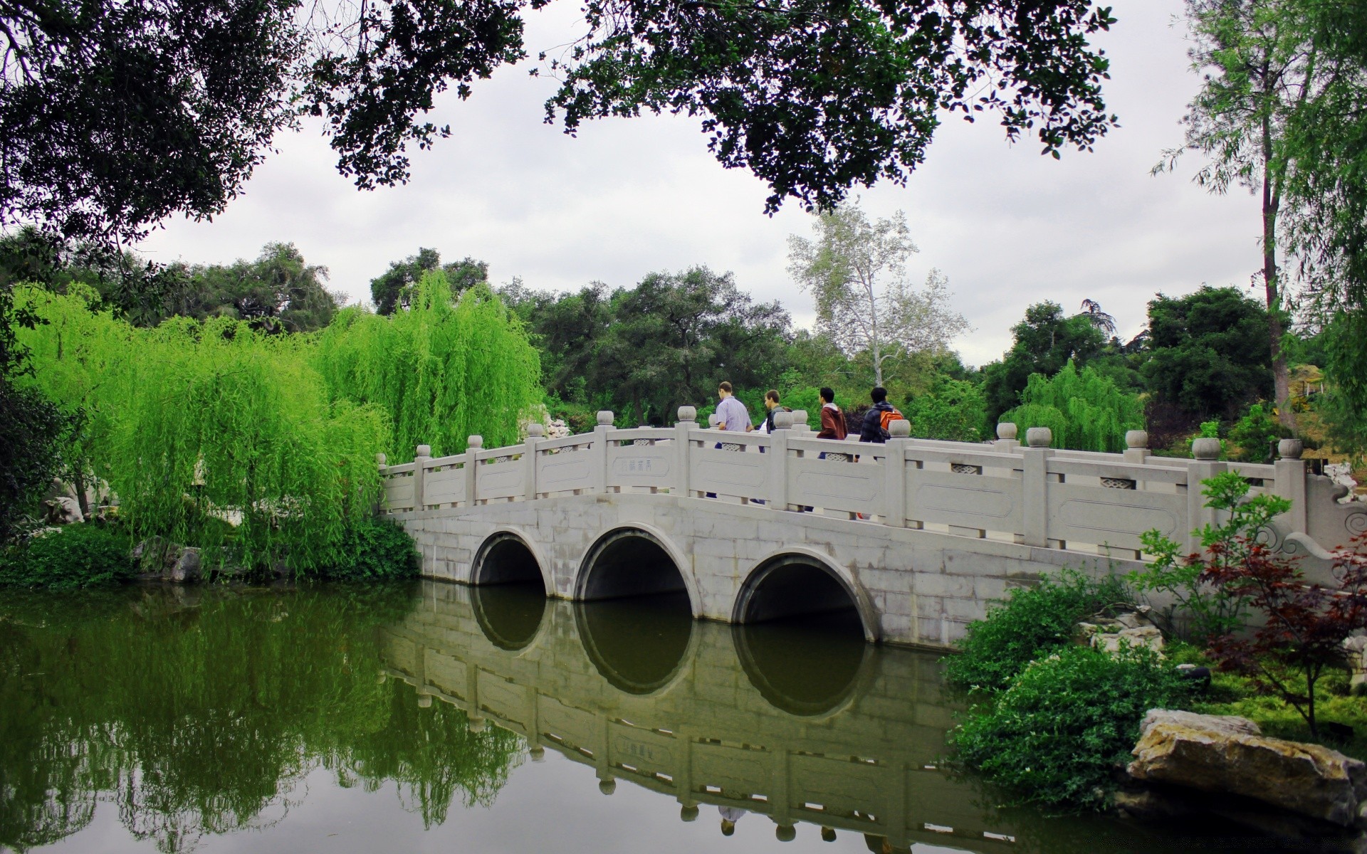 亚洲 水 公园 树 景观 河 夏天 花园 桥梁 旅游 反射 自然 池 房子 美丽 奇观 户外 湖 天空 建筑 旅游