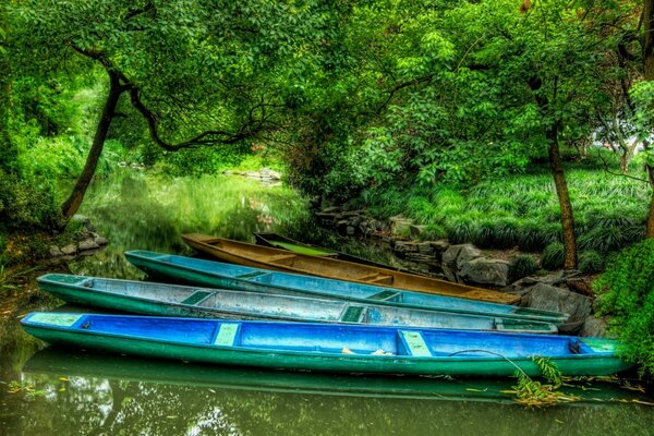 Ruhiger, gemütlicher Parkplatz am Fluss