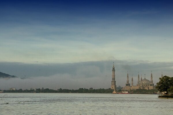 Belle vue sur la ville depuis la rive du fleuve