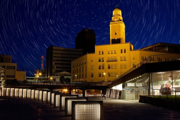 Edifício amarelo alto à noite