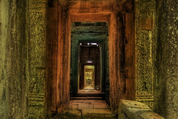 Enfilade dans un vieux palais abandonné