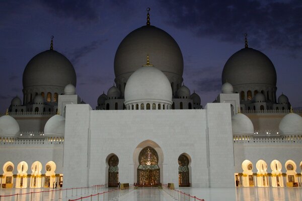 Architecture and religion of Asia. The dome of the minaret