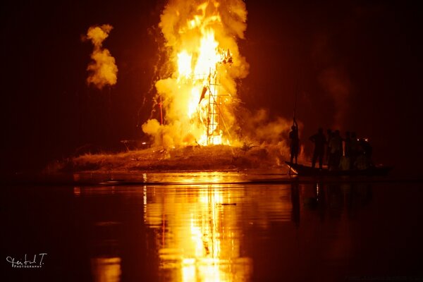 Incendie de nuit près de la rive du fleuve