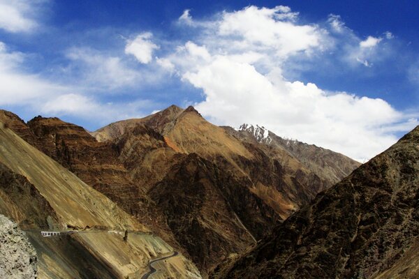 एशिया के पहाड़ों के माध्यम से यात्रा । आकाश के परिदृश्य