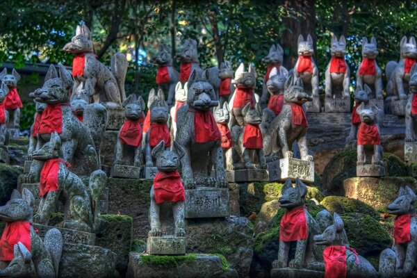 Ikonische alte Statuen von Hunden