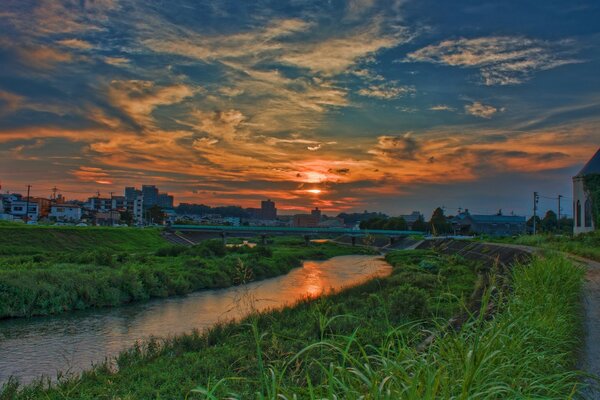 The river that goes into the gloomy city