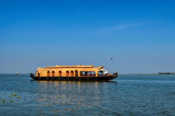 Beau navire flotte sur l eau