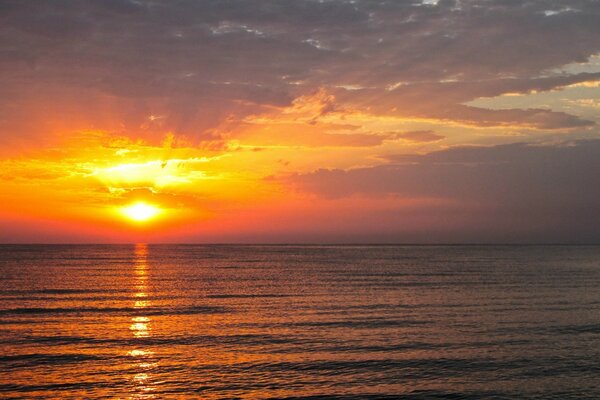 Orange Sonnenuntergang am Meer