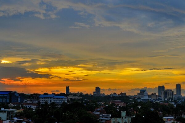 Vista do pôr do sol no fundo da cidade