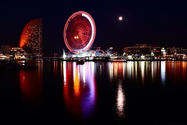 Eine Stadt in Asien spiegelt sich im Wasser wider