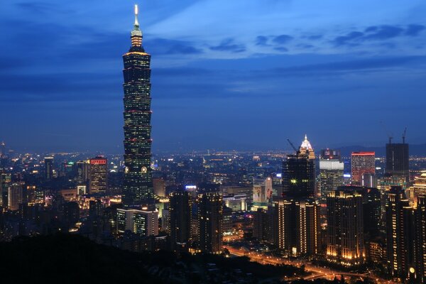 A tall skyscraper in the night sky