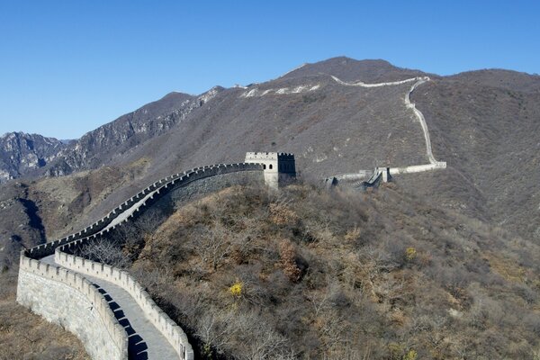 风景与一条美丽的道路进入山区