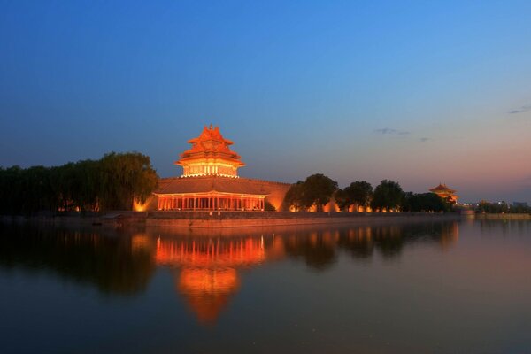 Asiatisches architektonisches Gebäude über dem Wasser