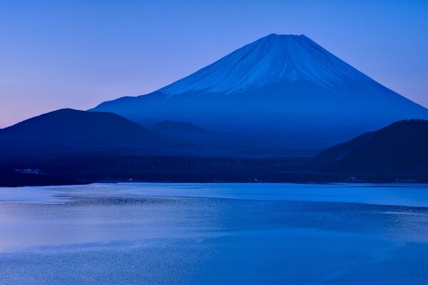 Lac bleu dans les montagnes bleues