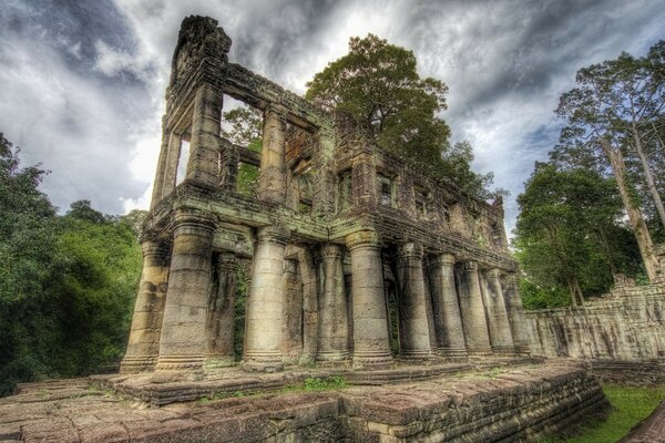 Munumintal columns from the destroyed temple