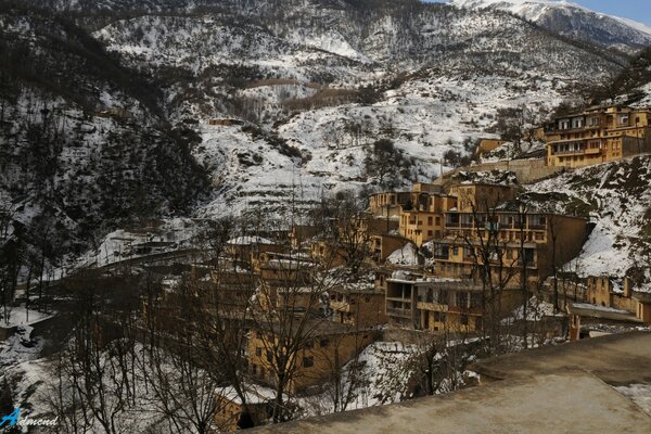 Casas perdidas nas montanhas nevadas