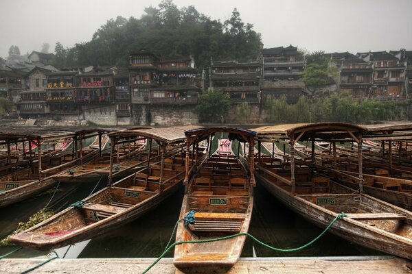 Quai tranquille avec des bateaux en bois isolés