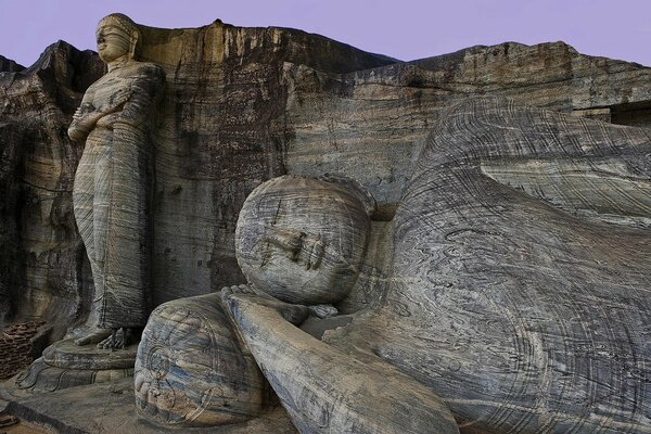 Figures bouddhistes sculptées dans la roche