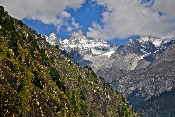 Pic de montagne enneigé paysage asiatique