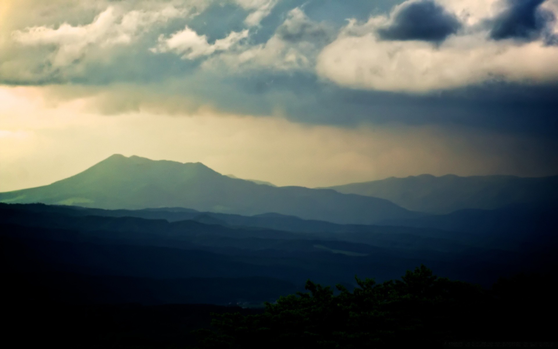 亚洲 山脉 景观 雾 天空 日落 自然 旅游 日出 户外 雾 树 光 云 太阳 日光 晚上