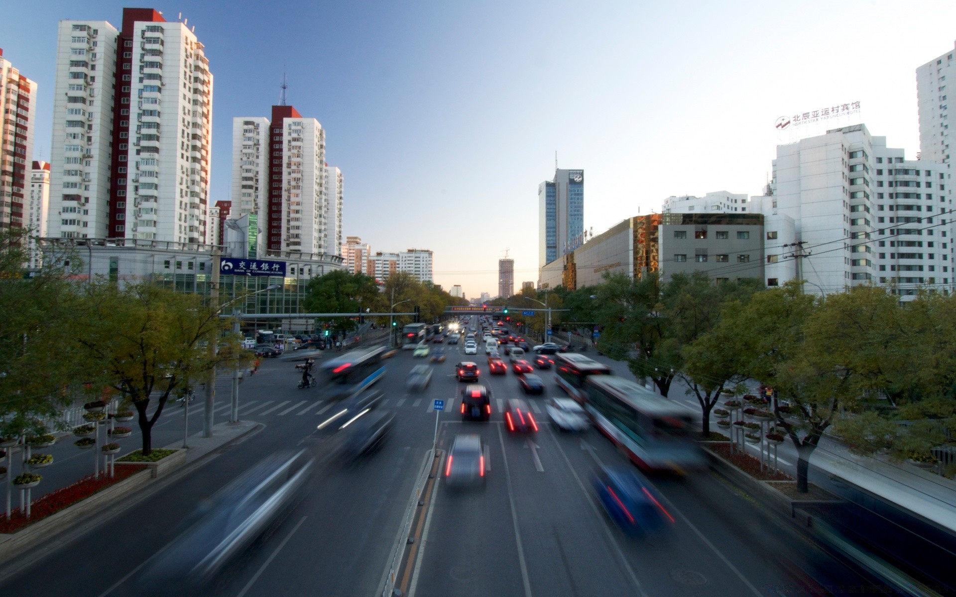 asien straße stadt verkehr transportsystem reisen innenstadt straße wolkenkratzer autobahn auto architektur haus geschäft stadt städtisch modern himmel büro unschärfe skyline