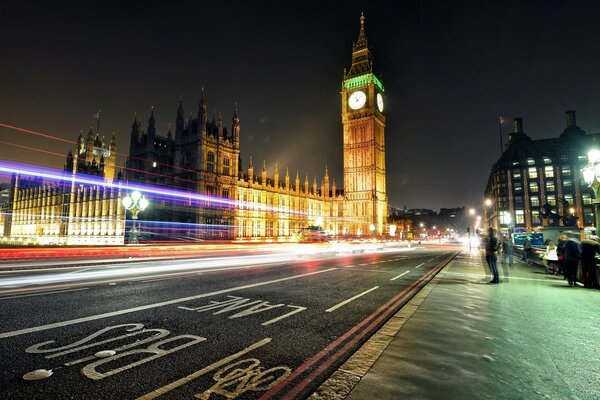 Parlamento di Londra e Big Ben, città notturna, strada