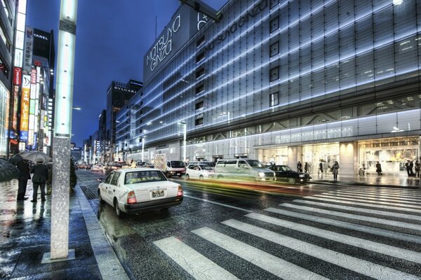 Les lumières de la ville de nuit remplissent les rues de lumière