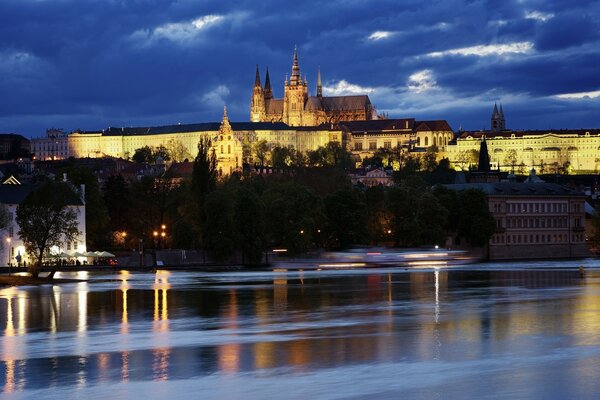 Vista del río y los edificios que se reflejan en él