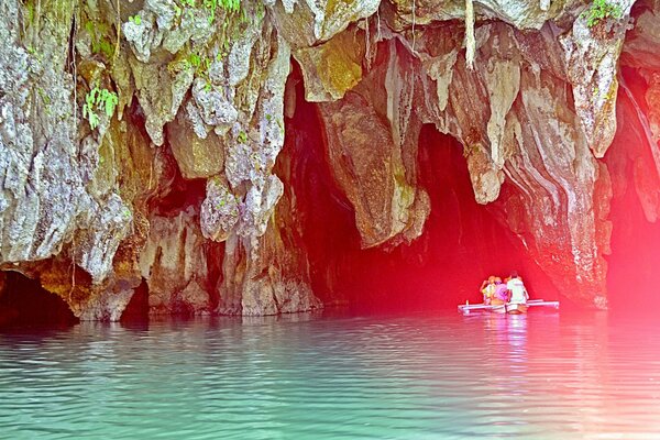 As pessoas nadam em uma grande caverna