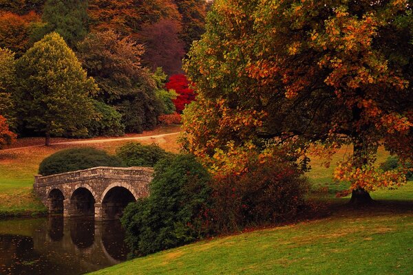 Pont de pierre Vintage sur une rivière dans l Outback européen, paysage d automne