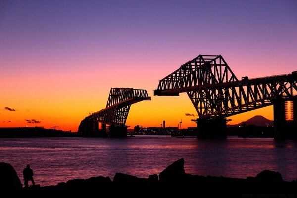 Zugbrücke über dem Meer , Asien