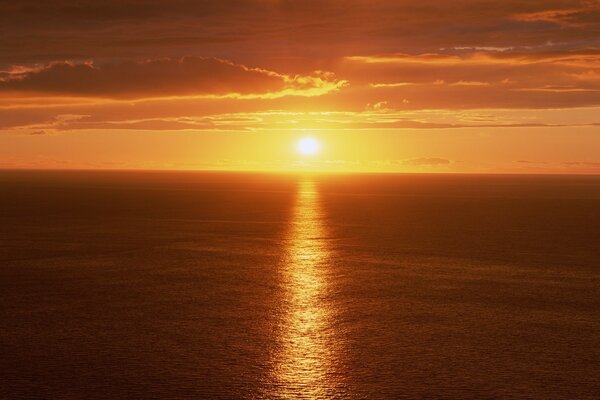 Puesta de sol en la oscuridad del mar