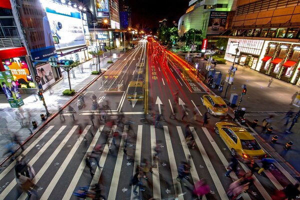 Tráfico de la ciudad en las calles de Asia