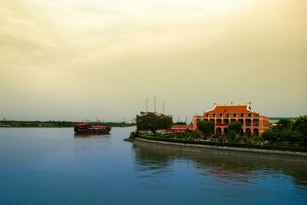 Vista de la casa y el barco flotante