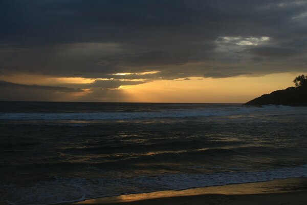 Belo pôr do sol no mar