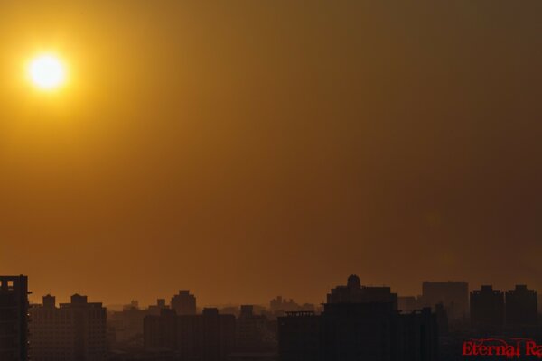 Brume de soleil sur les gratte-ciel de la ville moderne