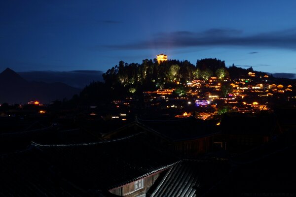 Una ciudad en Asia se sumerge en el crepúsculo