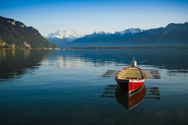 Riflessione delle montagne nel lago blu