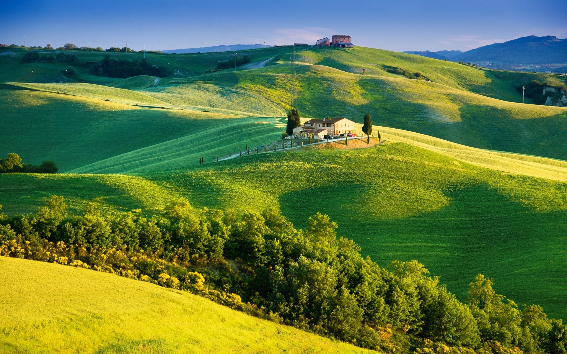 europa landschaft natur gras des ländlichen landschaft landwirtschaft sommer himmel im freien feld hügel landschaftlich weide heuhaufen pastoral reisen bauernhof ackerland baum