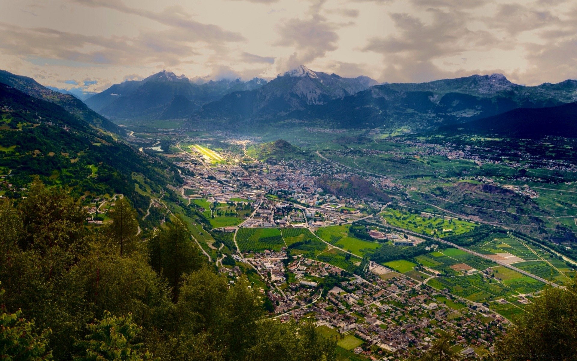 europa montanhas paisagem viagens natureza vale colina ao ar livre terras cultivadas céu árvore cênica espetáculo campo agricultura madeira