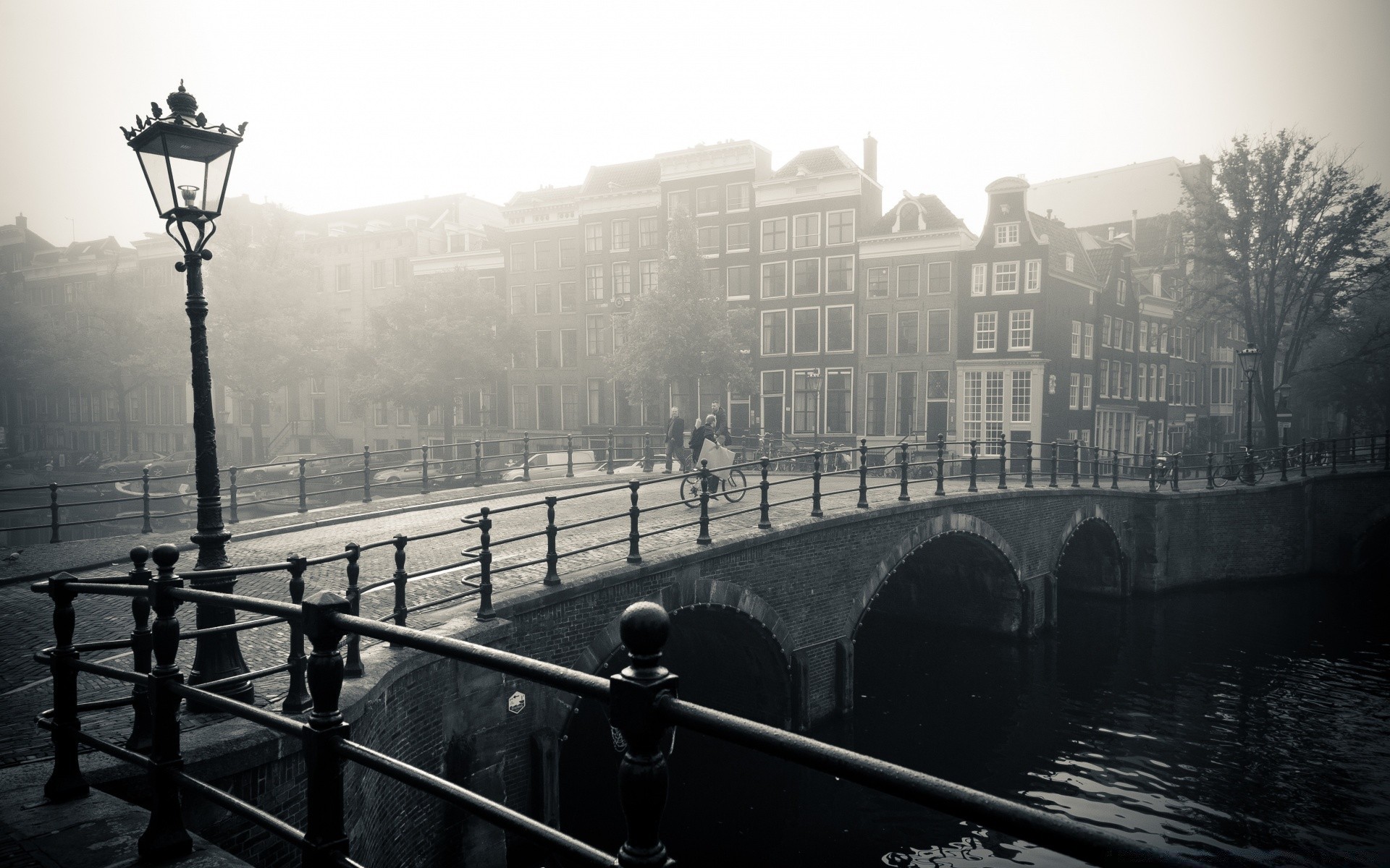 europe rivière voiture ville eau pont système de transport rue maison architecture voyage monochrome brouillard réflexion bateau lumière